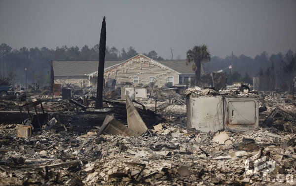 A home was destroyed after wildfires swept through North Myrtle Beach, South Carolina, on Thursday, April 23, 2009.[Logan Mock-Bunting/GettyNorthAmerica/CFP]