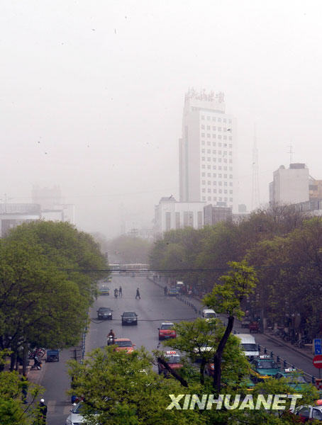 Sandstorms hit Yinchuan, the capital of northwestern China&apos;s Ningxia Hui Autonomous Region on Thursday, April 23, 2009. [Photo: Xinhuanet]