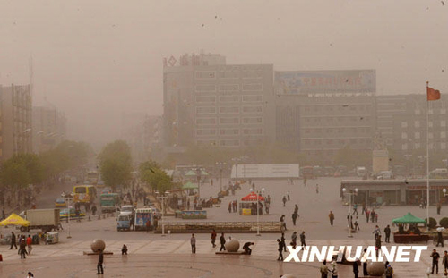 Sandstorms hit Yinchuan, the capital of northwestern China&apos;s Ningxia Hui Autonomous Region on Thursday, April 23, 2009. [Photo: Xinhuanet]