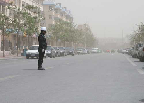 Sandstorms hit Yinchuan, the capital of northwestern China&apos;s Ningxia Hui Autonomous Region on Thursday, April 23, 2009. [Photo: Xinhuanet]