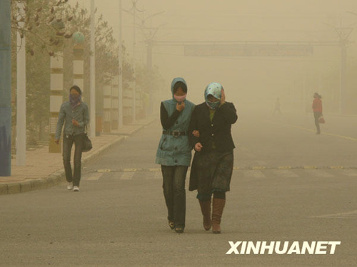 Locals battle against sandstorms in Akesai County in northwestern China&apos;s Gansu Province on Thursday, April 23, 2009. [Photo: Xinhuanet]