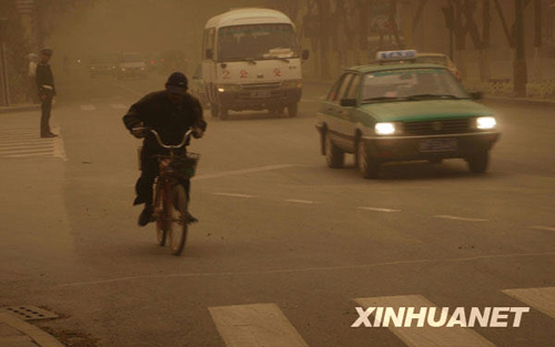 Locals battle against sandstorms in Dunhuang City in northwestern China&apos;s Gansu Province on Thursday, April 23, 2009. [Photo: Xinhuanet]