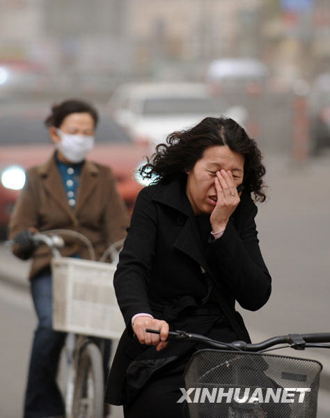 Locals resist sandstorms in Hohhot, the capital of northwestern China&apos;s Inner Mongolia Autonomous Region on Thursday, April 23, 2009. [Photo: Xinhuanet]