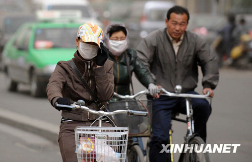 Locals resist sandstorms in Hohhot, the capital of northwestern China&apos;s Inner Mongolia Autonomous Region on Thursday, April 23, 2009. [Photo: Xinhuanet]