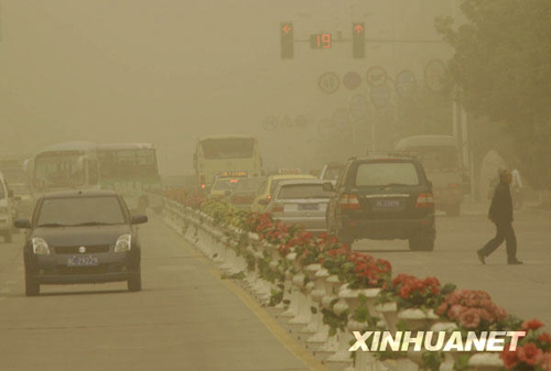 Sandstorms decrease visibility in Hami City in northwestern China's Xinjiang Uygur Autonomous Region on Thursday, April 23, 2009. [Photo: Xinhuanet]