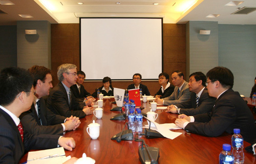 Hong Hao, director of the Bureau of Shanghai World Expo Coordination，meets with the delegation led by James Leape, director general of the World Wide Fund for Nature (WWF). The y exchange views on a series of topics including WWF's participation in the Expo. [Chinanes.com.cn]
