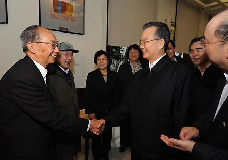 Chinese Premier Wen Jiabao (2nd R Front) shakes hands with a staff member of the Commercial Press in Beijing, capital of China, April 23, 2009. Premier Wen visited the National Library and the Commercial Press on April 23, the World Book and Copyright Day. 