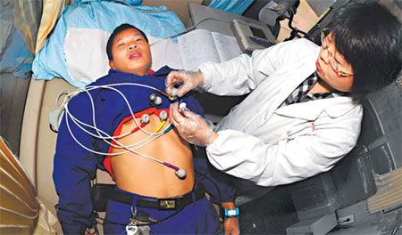 A migrant worker in Changsha, capital of Hunan province, receives a free check up at a mobile clinic on Friday as the province launched its Occupational Disease Prevention Law publicity week. [Xinhua]