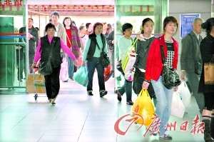 Housewives with big and small shopping bags can be found at Zhuhai Customs every day.