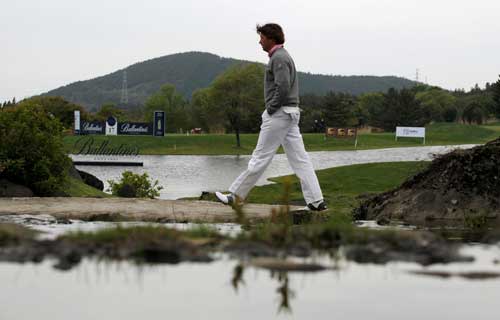 Robert-Jan Derksen walks to the 18th green at Pinx Golf Club in Jeju, Korea, during the second round of the Ballantine's Championship on Friday. The Dutchman shot a 69 to lead the tournament by two strokes. [Paul Lakatos/Parallel Media Group]