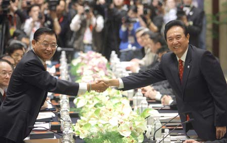 Chen Yunlin (R), president of the mainland's Association for Relations Across the Taiwan Straits (ARATS), shakes hands with Chiang Pin-kung, chairman of the Taiwan-based Straits Exchange Foundation (SEF), before their talks in Nanjing, east China's Jiangsu Province, on April 26, 2009. This was the third round of talks between them in less than a year.