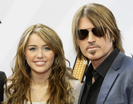 U.S. actress Miley Cyrus (L) and U.S. actor, singer and father Billy Ray Cyrus arrive for their German film premiere &apos;Hannah Montana-The Movie&apos; in Munich April 25, 2009.