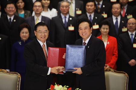 The mainland-based Association for Relations Across the Taiwan Straits (ARATS) President Chen Yunlin (R) and the Taiwan-based Straits Exchange Foundation (SEF) Chairman Chiang Pin-kung attend a signing ceremony in Nanjing, east China's Jiangsu Province, on April 26, 2009. The Chinese mainland and Taiwan signed here on Sunday afternoon agreements on launching regular flights across the Taiwan Straits, enhancing financial cooperation, and jointly cracking down on crimes and offering mutual judicial assistance.