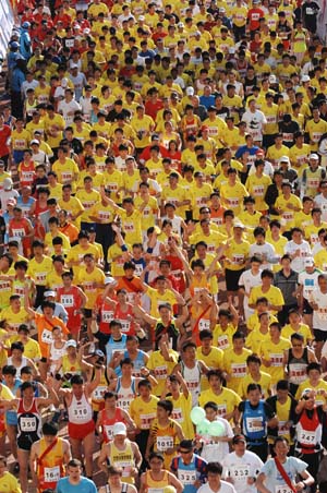 Participants leave the start in the 23rd Dalian International Marathon Race in the coastal city of Dalian, northeast China's Liaoning Province, April 26, 2009. 