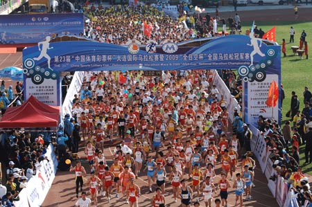 Participants leave the start in the 23rd Dalian International Marathon Race in the coastal city of Dalian, northeast China's Liaoning Province, April 26, 2009.