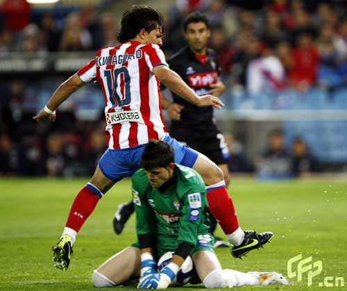 Atletico Madrid also had a good day with a 3-1 win against Sporting Gijon. Diego Forlan, Kun Aguero and Simao Sabrosa, who was later sent off, netted for the home side. 