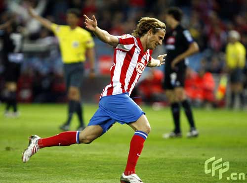 Atletico Madrid also had a good day with a 3-1 win against Sporting Gijon. Diego Forlan, Kun Aguero and Simao Sabrosa, who was later sent off, netted for the home side. 