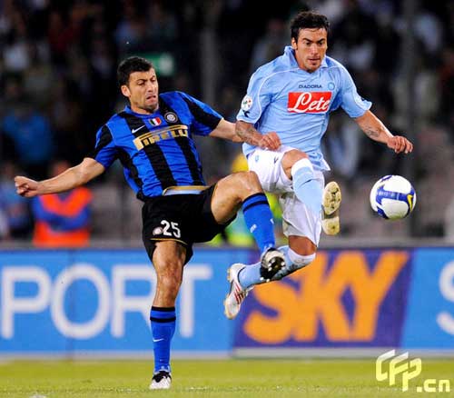 Ezequiel Lavezzi (R) of Napoli and Walter Samuel of Inter in action during the Serie A match between Napoli and Inter at the Stadio San Paolo on April 26, 2009 in Napoli, Italy.