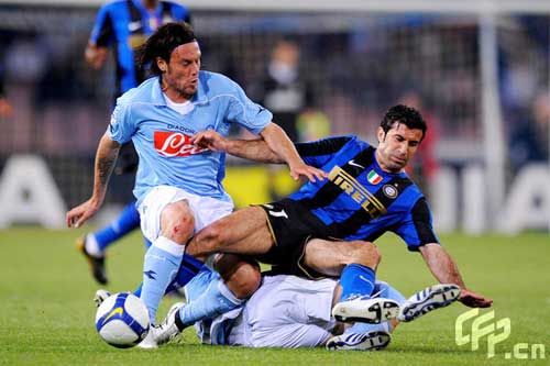 Daniele Mannini (L) of Napoli challenges Luis Figo of Inter during the Serie A match between Napoli and Inter at the Stadio San Paolo on April 26, 2009 in Napoli, Italy. 