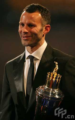 Ryan Giggs receives the Players Player Award at the PFA Player of the Year Awards 2009 at the Grosvenor House Hotel, London.