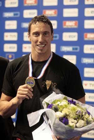 Frederick Bousquet from France holds his Gold Medal after winning the Men's 50m Freestyle final and setting the new World record in 20.94, at the French Swimming Championships in Montpellier, Southwestern France, Sunday, April 26, 2009.[Xinhua/Reuters]