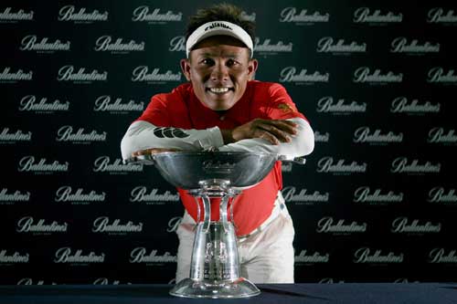  Thongchai Jaidee poses with the Ballantine's Championship trophy following his playoff victory at Pinx Golf Club in Jeju, Korea, on Sunday. [Paul Lakatos/Parallel Media Group]