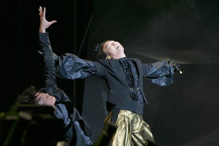 Singer Eason Chan (R) of Hong Kong of China performs during his personal concert at the Hongkou Stadium in Shanghai, east China, April 25, 2009. [Xinhua]