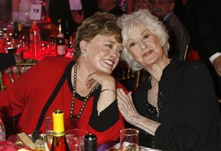 Actresses Rue McClanahan (L) and Bea Arthur who starred in TV series 'The Golden Girls' pose at a taping of the 6th annual TV Land Awards in Santa Monica in this file photo from June 8, 2008. [Agencies]