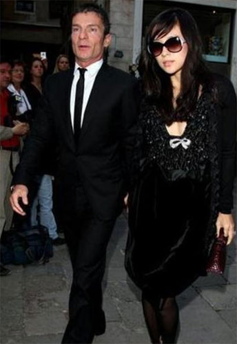 Chinese actress Zhang Ziyi and her prospective husband Vivi Nevo arrived for actress Salma Hayek's wedding in Venice, Italy. [Photo: Agencies]