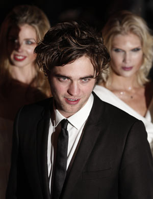 Actor Robert Pattinson arrives for the UK premiere of 'Twilight' in London's Leicester Square Dec. 3, 2008.[Xinhua/Reuters]