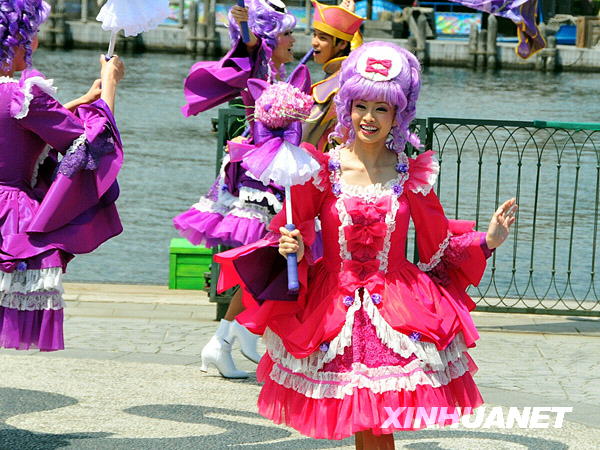 Tokyo Disneyland hosts a carnival featuring its many cartoon characters to welcome the arrival of spring. [Photo:Xinhuanet]