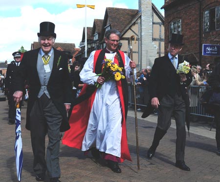 Sir Donald Sinden (L), an English actor of stage and screen, takes part in a parade marking the 445th birthday of William Shakespeare in Stratford-upon-Aven, Britain, April 25, 2009. Diplomats and cultural missions from 17 countries took part in the grand parade with local people.