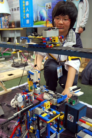 Li Wanyu, a contestant of No. 1 Middle School in Jingjiang, competes during the Juvenile Robot Contest of Fujian Province in Putian City, southeast China's Fujian Province, April 26, 2009. More than 400 juvenile contestants took part in the competitions of five categories. (Xinhua/Lin Jianbing)