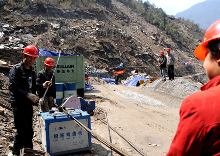 Laborers work at the construction site of the Lhasa-Kathmandu Highway in southwest China's Tibet Autonomous Region, April 6, 2009. 