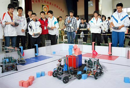 Contestants compete during the Juvenile Robot Contest of Fujian Province in Putian City, southeast China's Fujian Province, April 26, 2009. More than 400 juvenile contestants took part in the competitions of five categories. (Xinhua/Lin Jianbing)