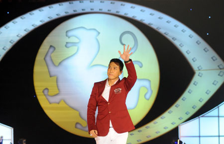 Actor Donnie Yen gestures in the closing ceremony of the 16th Beijing Student Film Festival in Beijing, capital of China, April 26, 2009. Twenty awards were presented during the award ceremony as well as the closing ceremony held here on Sunday. First held in 1993, the film festival focuses on works of university students.