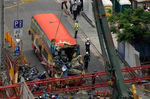 Two were killed and three more were injured on April 24, 2009 when the machinery plunged 37 floors onto the rear of a coach in the Hsin-i district of Taipei.[Chinanews.com.cn]
