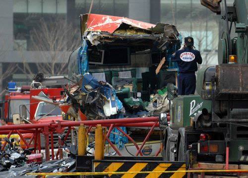 Two were killed and three more were injured on April 24, 2009 when the machinery plunged 37 floors onto the rear of a coach in the Hsin-i district of Taipei. [Chinanews.com.cn]