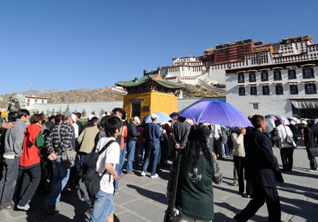 Tourists arrive to visit the Potala Palace in Lhasa, capital of southwest China&apos;s Tibet Autonomous Region, April 26, 2009. Tibet received almost 140,000 tourists in the first quarter of 2009, 6.9 percent more than the same period of last year. (Xinhua/Chogo)