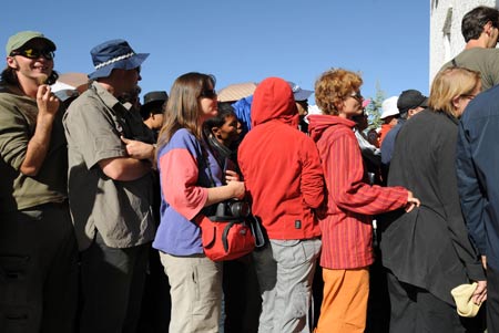 Tourists wait to buy tickets for the Potala Palace in Lhasa, capital of southwest China&apos;s Tibet Autonomous Region, April 26, 2009. Tibet received almost 140,000 tourists in the first quarter of 2009, 6.9 percent more than the same period of last year. (Xinhua/Chogo) 