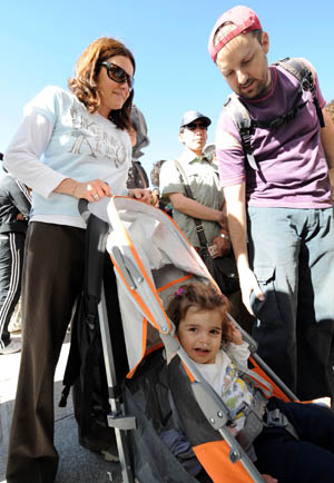 A family from Argentina wait to buy tickets for the Potala Palace in Lhasa, capital of southwest China&apos;s Tibet Autonomous Region, April 26, 2009. Tibet received almost 140,000 tourists in the first quarter of 2009, 6.9 percent more than the same period of last year. (Xinhua/Chogo)