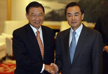 Wang Yi (R), director of the Taiwan Work Office of the Central Committee of the Communist Party of China, meets with Taiwan-based Straits Exchange Foundation (SEF) Chairman Chiang Pin-kung in Nanjing, capital of east China's Jiangsu Province, April 26, 2009. [Xing Guangli/Xinhua]