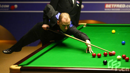 Graeme Dott of Scotland lines up a shot in his game against Mark Selby of England during the 2nd Round of the Betfred World Snooker Championships on April 27, 2009 at the Crucible Theatre, Sheffield, in United Kingdom.