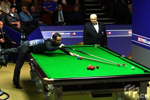  Stephen Maguire of Scotland lines up a shot on his way to beating Mark King of England during the 2nd Round of the Betfred World Snooker Championships at the Crucible Theatre on April 27, 2009 in Sheffield, United Kingdom.