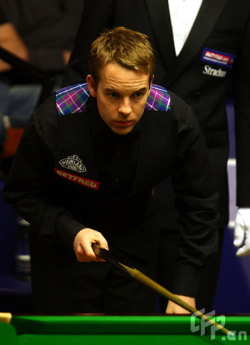 Ali Carter of England lines up a shot in his match against Neil Robertson of Australia during the 2nd Round of the Betfred World Snooker Championships at the Crucible Theatre, on April 27, 2009 in Sheffield, in United Kingdom.