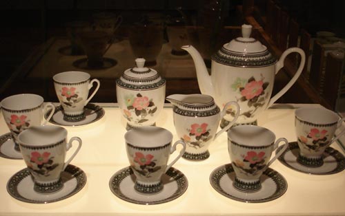 A tea set presented by former Chairman Jiang Zemin to former US President Bill Clinton in 1998.[China.org.cn]