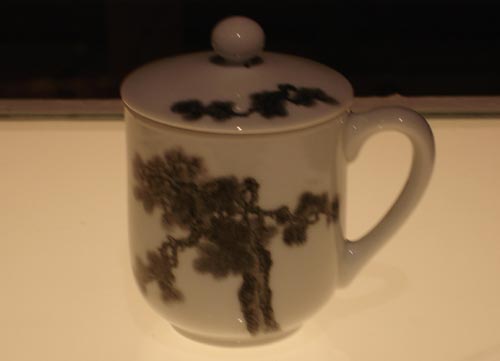 A porcelain cup used by former Premier Zhou Enlai[China.org.cn]