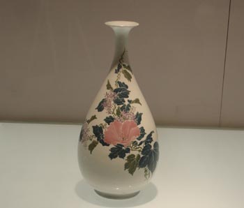 An exhibition of Liling underglazed porcelain opened at the Capital Museum on April 27, and will remain open until June 20.[China.org.cn]