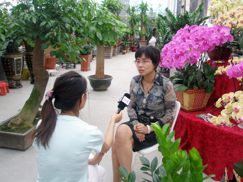 Zhou Yue, Deputy General Manager of Chencun the World of Flower Co., Ltd is interviewed by the reporter. [Photo: CRIENGLISH.com