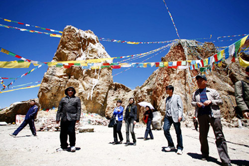 Tourists visit the Namco Lake, the highest lake of the world at 4,718 meters above sea level, in Damxung County, southwest China&apos;s Tibet Autonomous Region, April 25, 2009. [Xinhua/Zhang Quan]